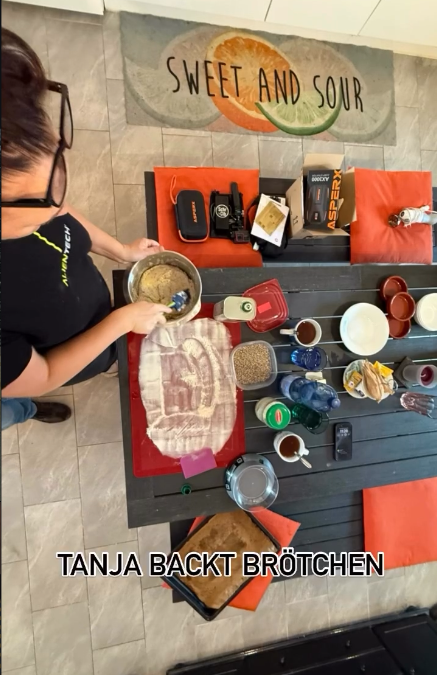 Tanja backt Brötchen